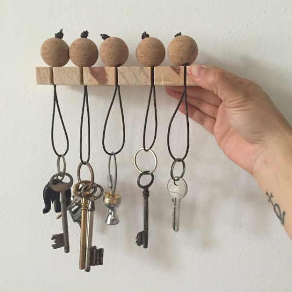 Apprenez à fabriquer un porte-clés en liège et bois