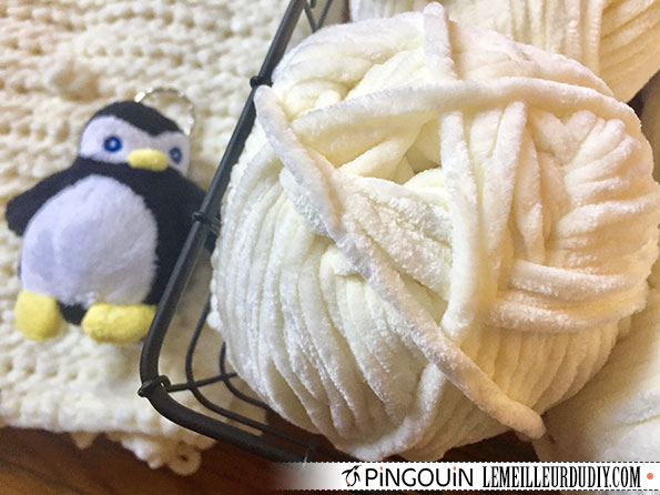 petit pingouin et pelote de laine