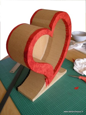 DIY urne en carton en forme de coeur